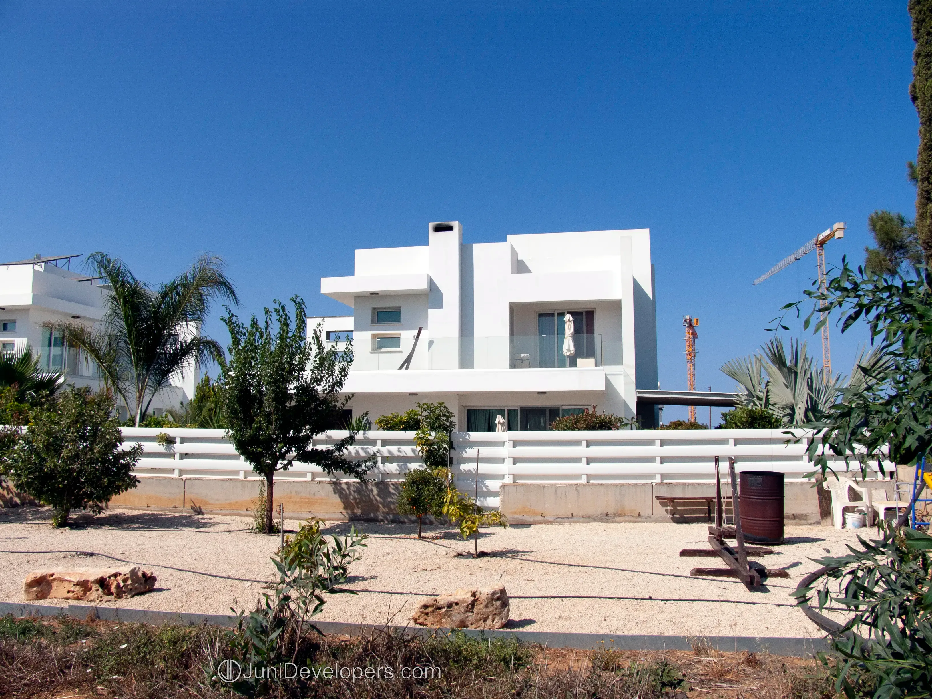 Σύγχρονη βίλα 3 υπνοδωματίων στην Περνέρα, κοντά σε εστιατόρια, με βεράντες και καταπράσινο περιβάλλον