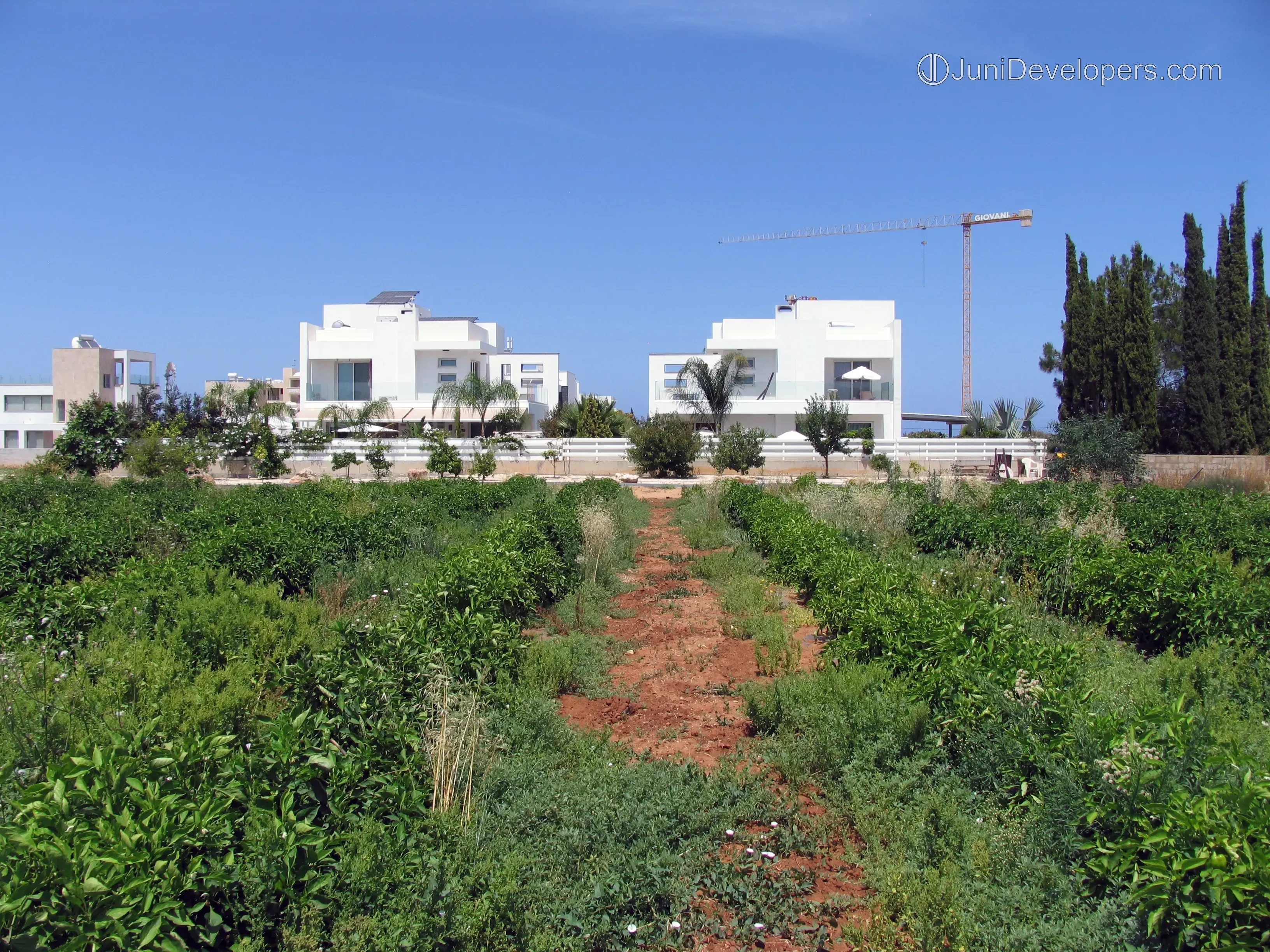 Κομψή, ευρύχωρη βίλα στην Περνέρα, κοντά σε μπαρ, με κήπο στην ταράτσα και μοντέρνα αρχιτεκτονική