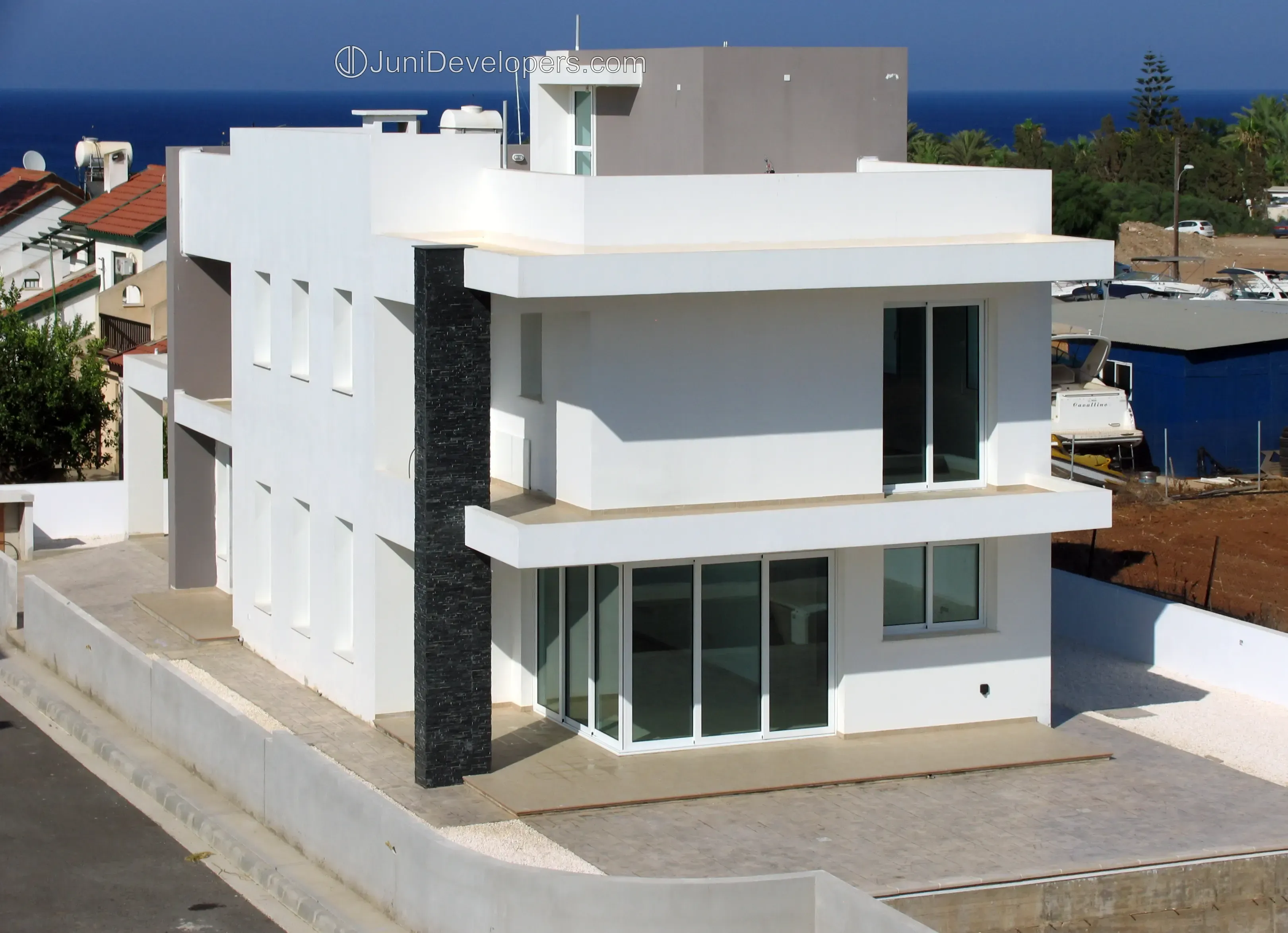 Κομψή και ευρύχωρη βίλα στην παραλία της Περνέρας με γκαράζ και μεγάλη πισίνα