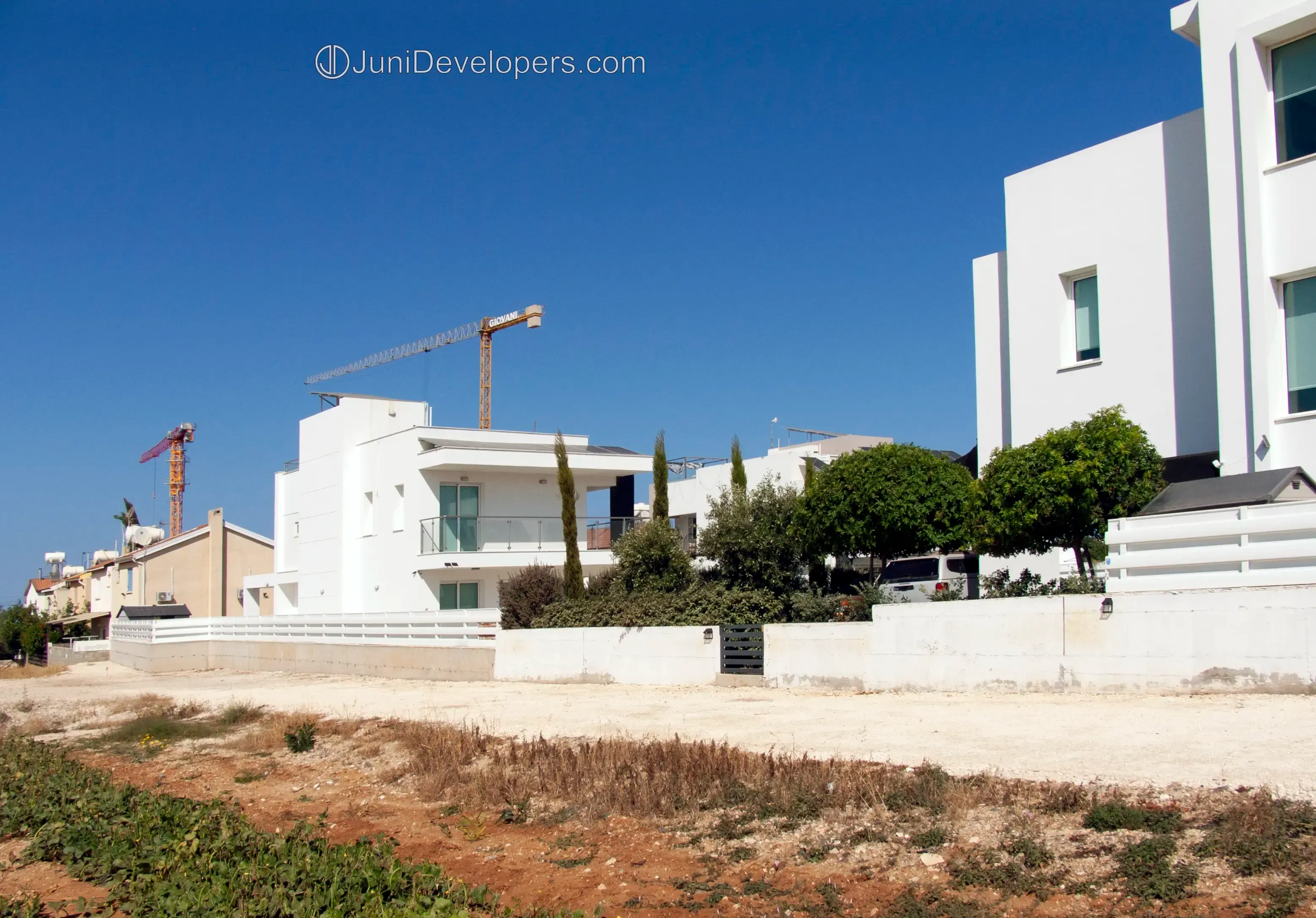 Σύγχρονη πολυτελής βίλα στην Περνέρα κοντά στη θάλασσα με υπόγειο και μπαλκόνια ενιαίας διαρρύθμισης