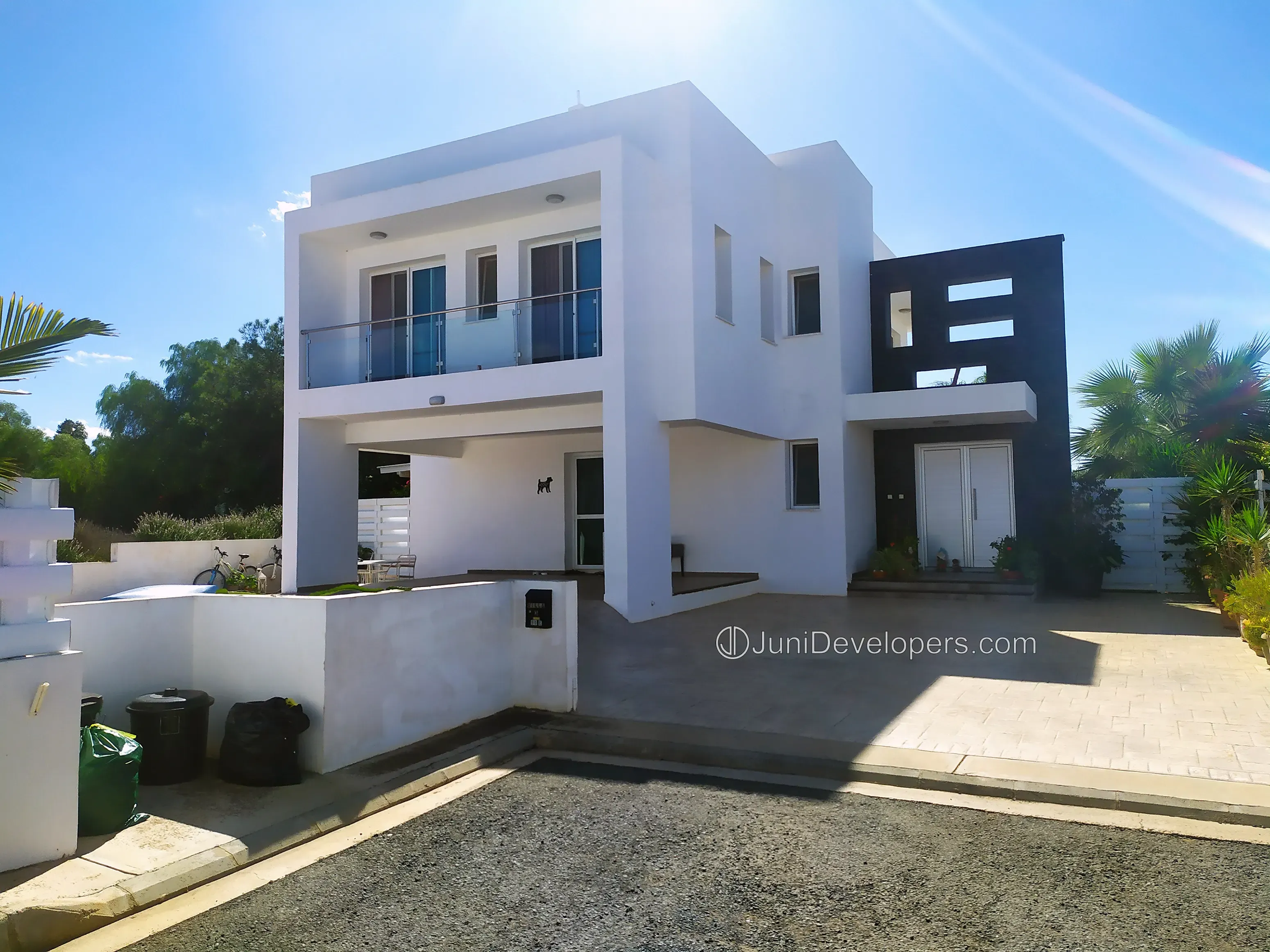 Stylish spacious villa in Pernera near bars with roof-garden and modern finishes