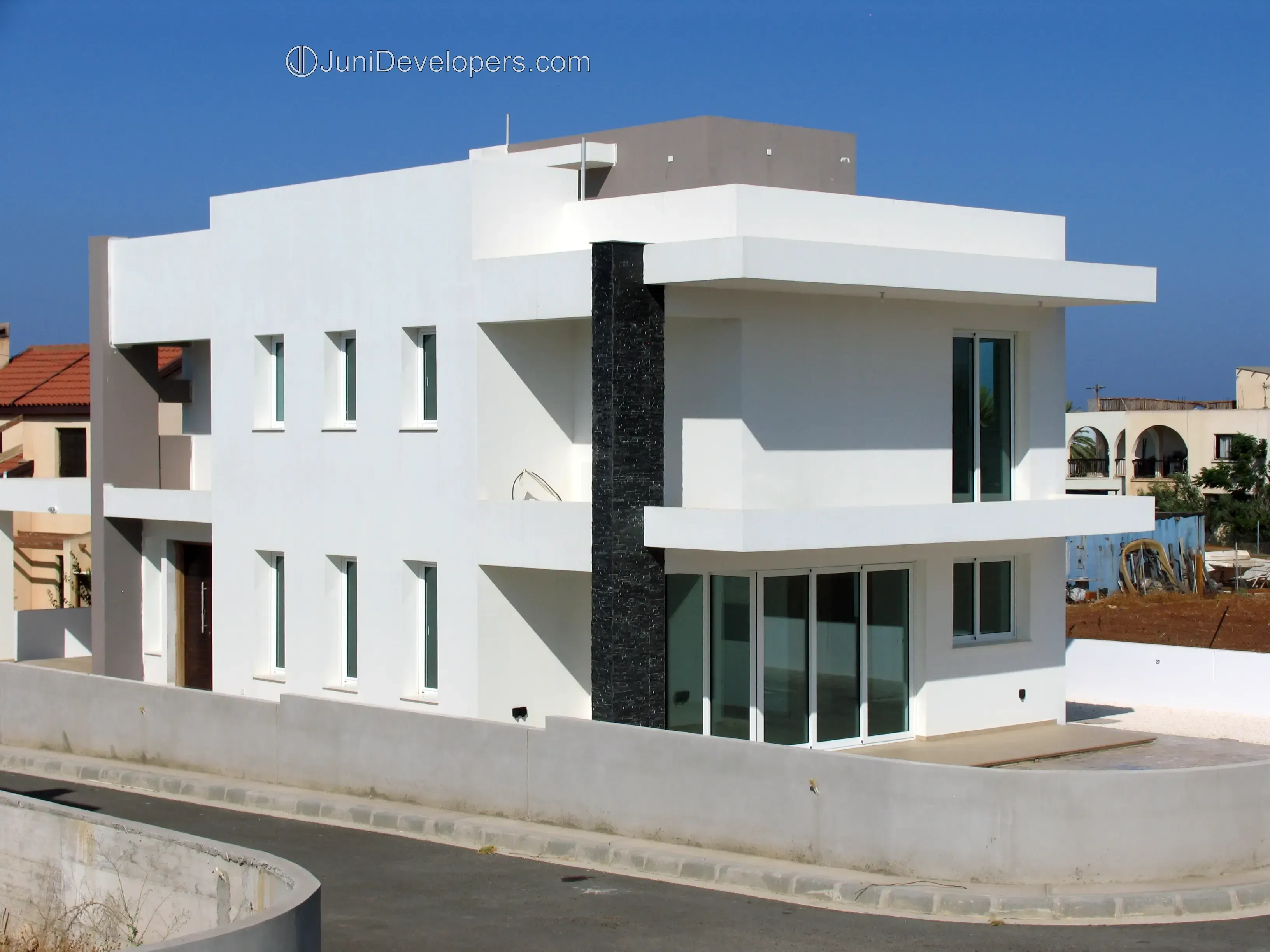 Πολυτελής βίλα υψηλών προδιαγραφών στην Περνέρα, κοντά σε καταστήματα, με διαμορφωμένο κήπο και τίτλους ιδιοκτησίας